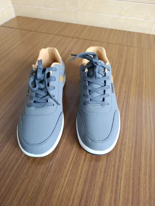 Zapatillas grises y marrones