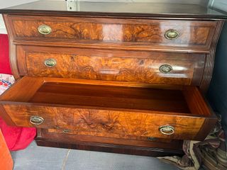 Cómoda de madera con detalles dorados