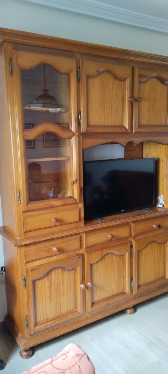 Mueble de salón de madera y cristal