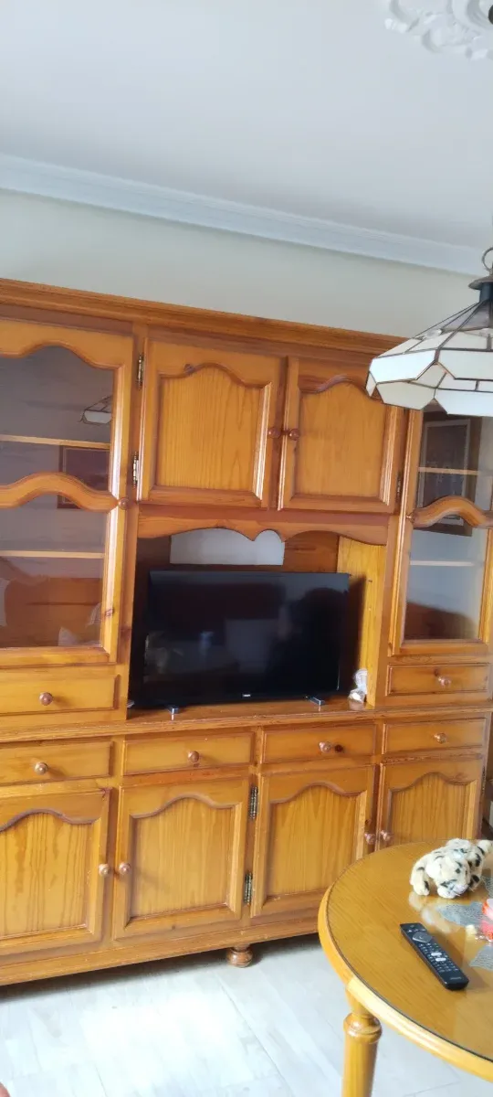 Mueble de salón de madera y cristal