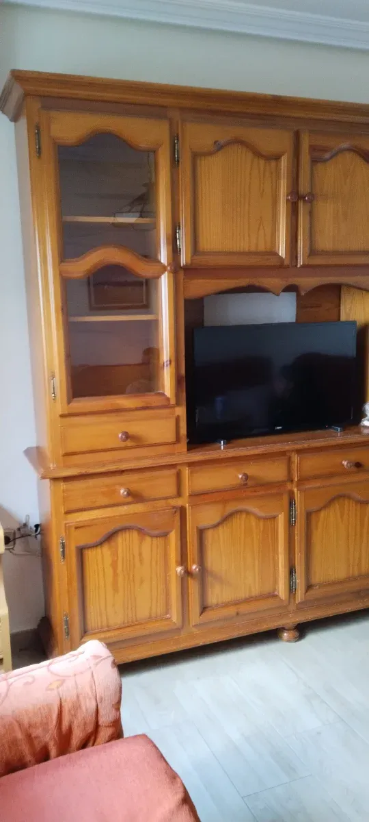 Mueble de salón de madera y cristal