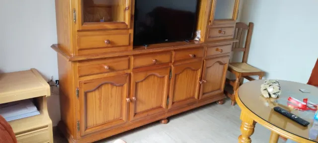 Mueble de salón de madera y cristal