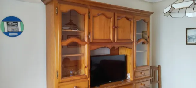 Mueble de salón de madera y cristal