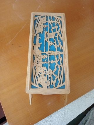 Caja de madera decorada con flores