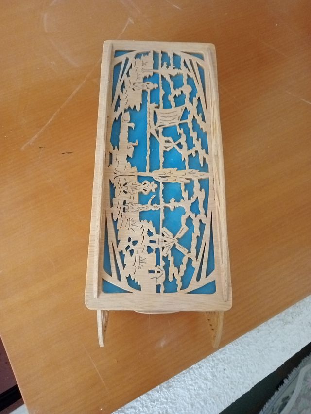 Caja de madera decorada con flores