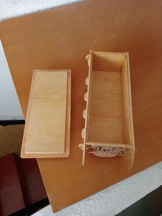 Caja de madera decorada con flores