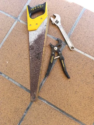 Juego de herramientas: Sierra, alicates y llave