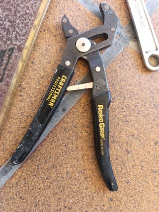 Juego de herramientas: Sierra, alicates y llave