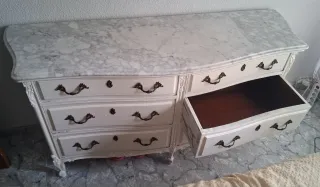 Conjunto de cómoda de dormitorio y espejo.