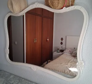 Conjunto de cómoda de dormitorio y espejo.
