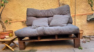 Sofá Palets con Cojines Grises