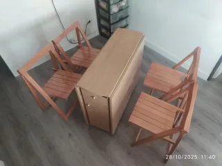 Mesa extensible y sillas