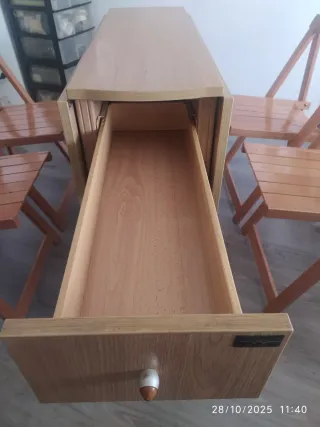 Mesa extensible y sillas