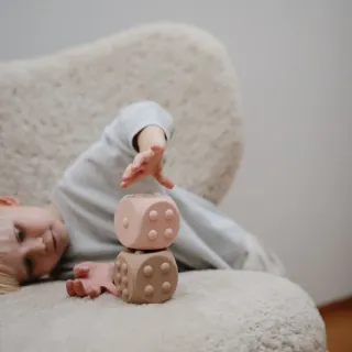 Mushie dados de silicona para bebé.