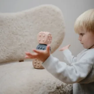 Mushie dados de silicona para bebé.