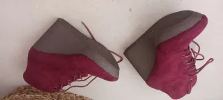 Botines de cuña rojos con cordones.