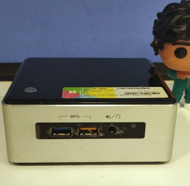 Intel NUC Mini PC i3 - 8GB RAM - 240GB SSD