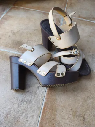 Sandalias plataforma beige y marrón