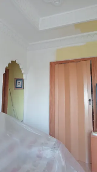 Pintura de pared color amarillo pálido