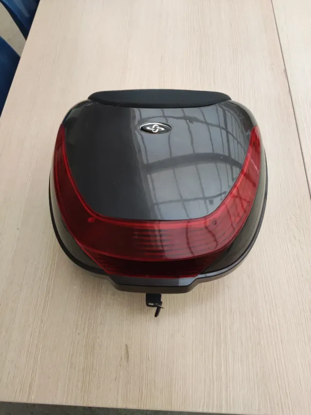 Cofre de moto gris con luz roja