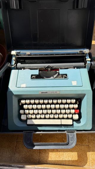 Máquina de escribir Olivetti Studio 46 con caja