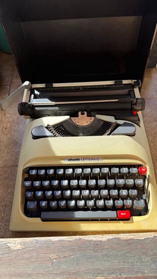 Máquina de escribir Olivetti Studio 46 con caja