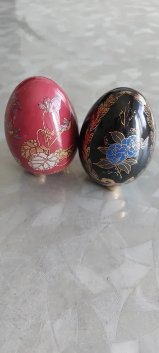 Uova in porcellana decorate