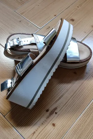 Sandalias cuña plateadas