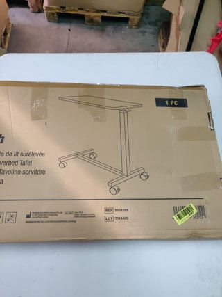 Mesa auxiliar gris con ruedas