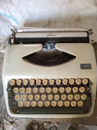 Máquina de escribir Adler Tippa antigua