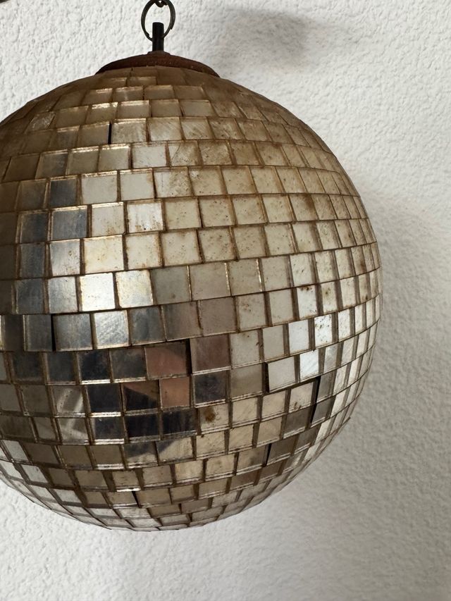 Sfera riflettente a mosaico
