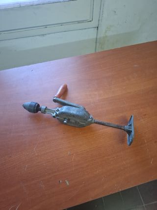 TALADRO MANUAL ANTIGUO