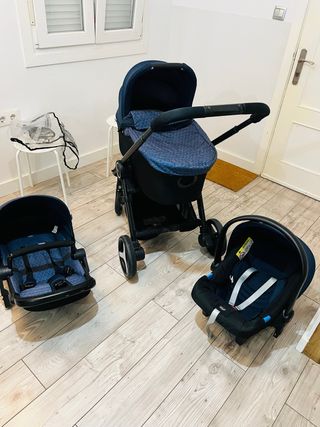 Carrito de bebé marca Chicco y silla coche azul