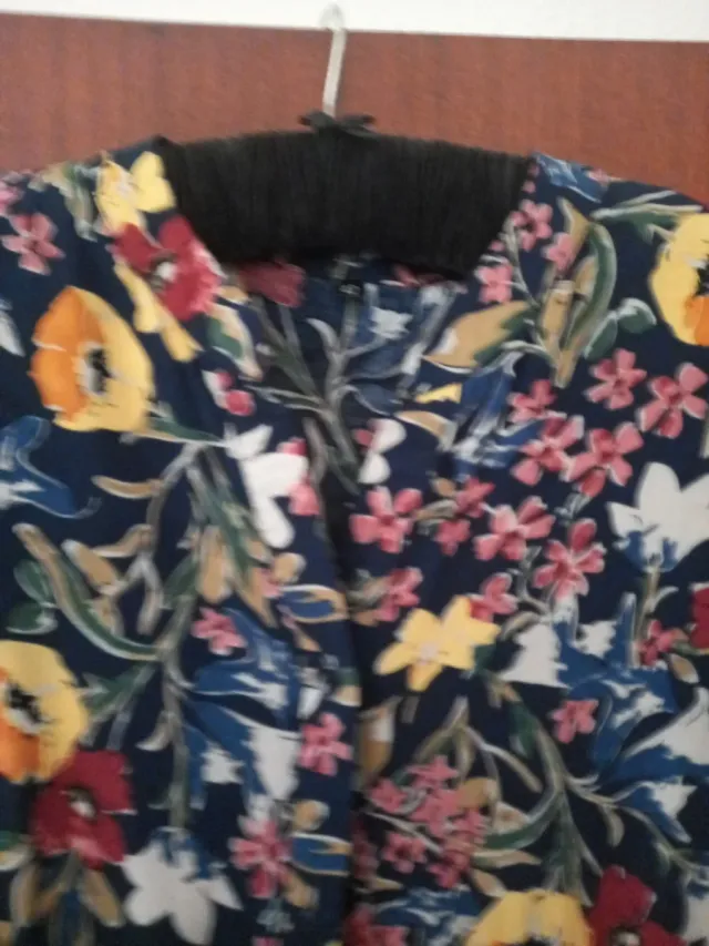 Vestido floral azul con botones