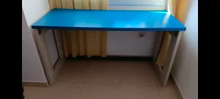 Escritorio madera y azul