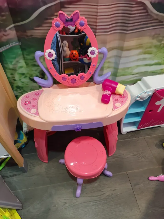 Tocador de juguete rosa con espejo y taburete