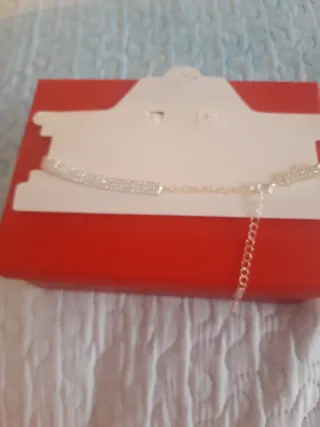 Gargantilla plateada con pedrería