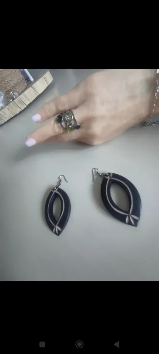 Brincos pretos com detalhe branco