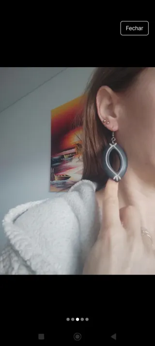 Brincos pretos com detalhe branco