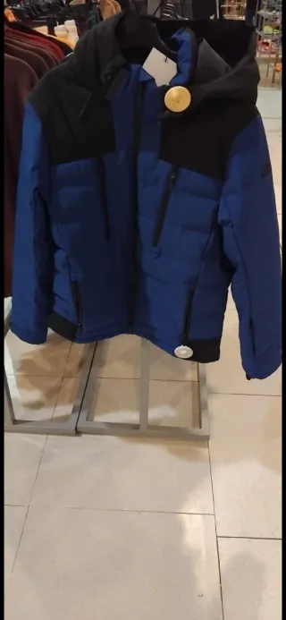 Chaqueta de montaña azul y negra