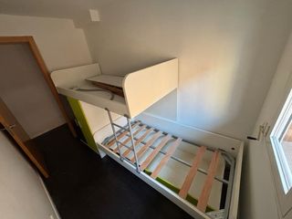 Cama nido infantil verde y blanca. esta desmontada