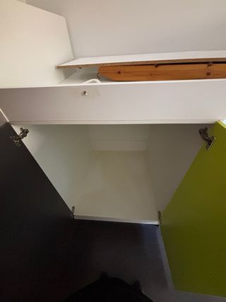 Cama nido infantil verde y blanca. esta desmontada