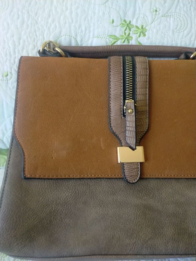 Bolso marrón y dorado con ante