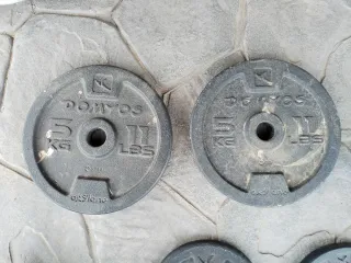 Barras de pesas cromadas de 28mm y discos también.