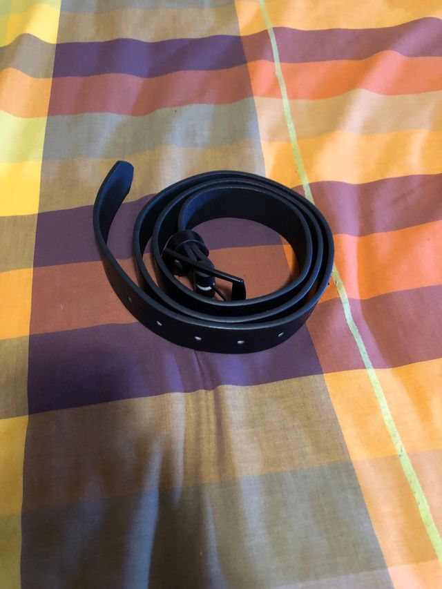 Cinturón negro con hebilla metálica