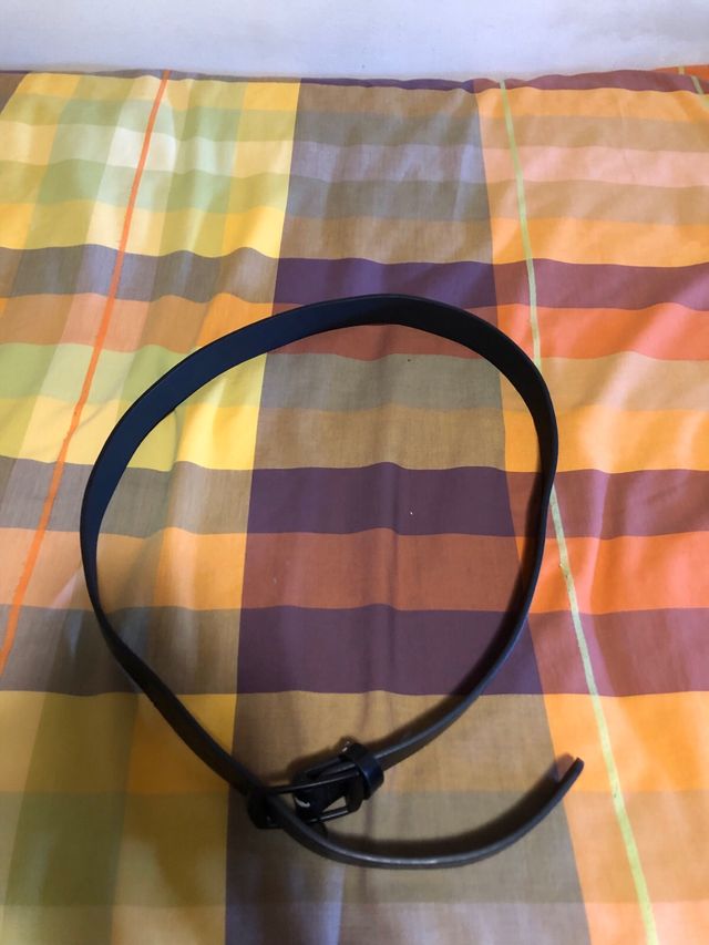 Cinturón negro con hebilla metálica