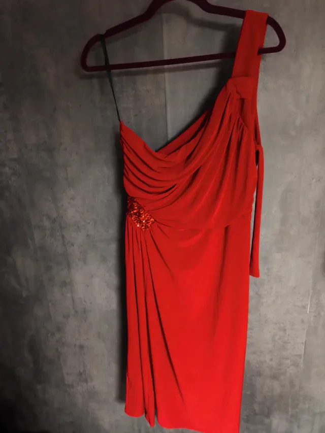 Vestido rojo asimétrico con pedrería