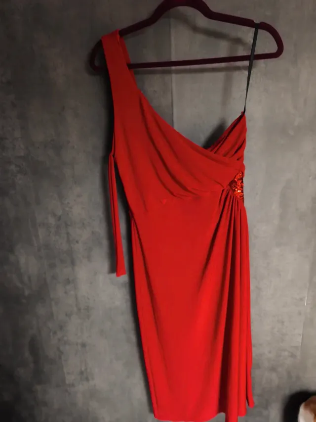 Vestido rojo asimétrico con pedrería