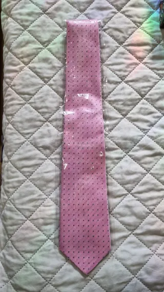 Cravatta rosa con fantasia