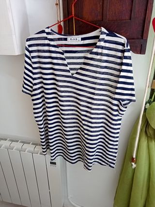 Dos jerseys, más 10 camisetas